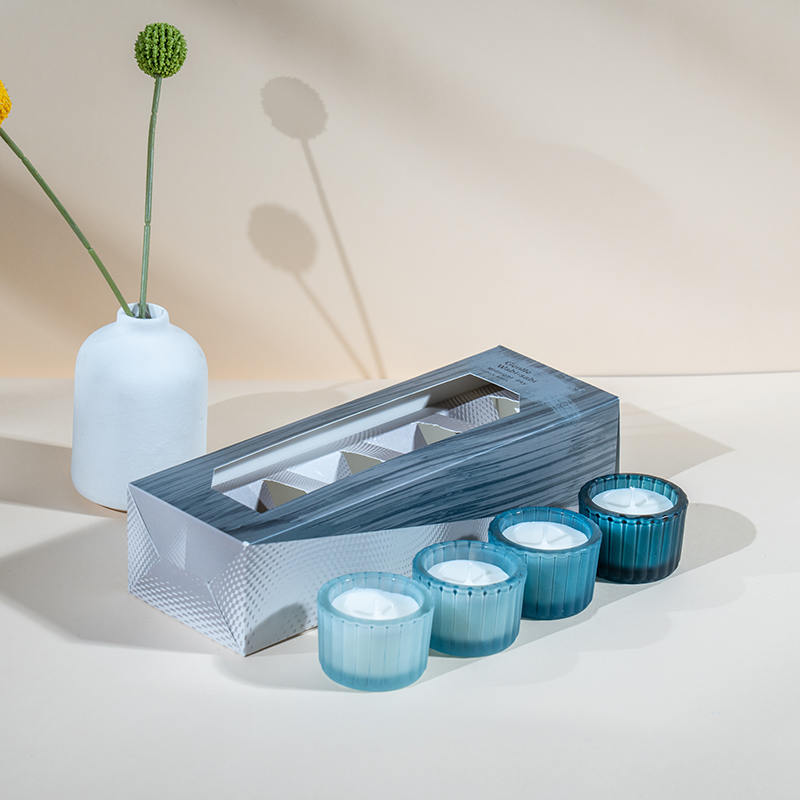 Sada 4 zvislých pruhovaných malých trpasličích sklenených pohárov na sviečky