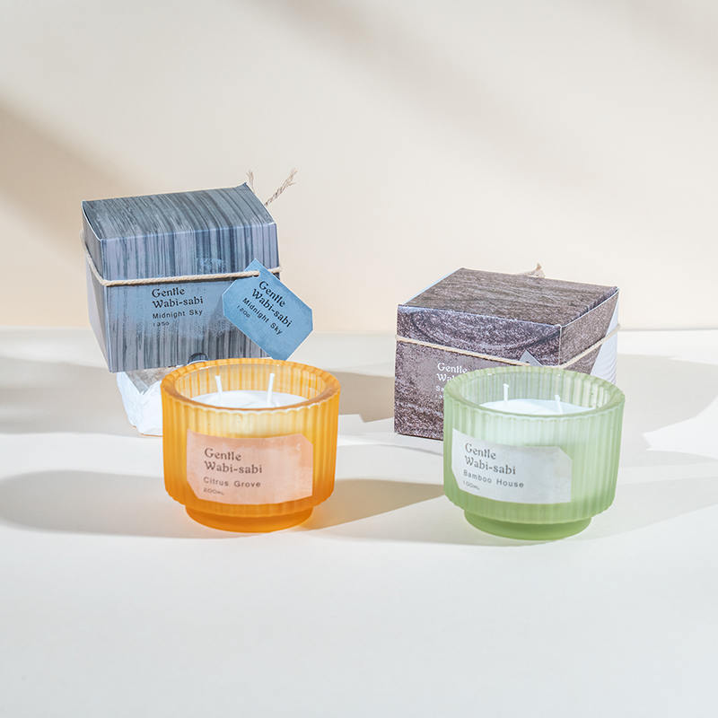 Okrúhly sklenený pohár na sviečku so zvislými pruhmi vonné sviečky-eko sviečka zo sójového vosku