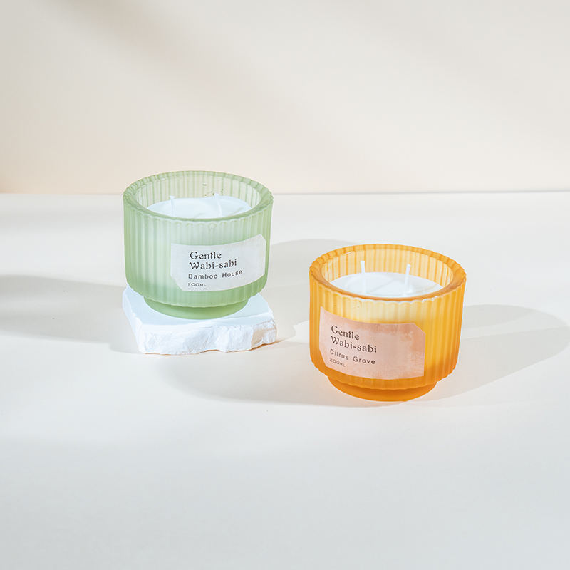 Okrúhly sklenený pohár na sviečku so zvislými pruhmi vonné sviečky-eko sviečka zo sójového vosku