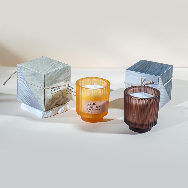 Okrúhly sklenený pohár na sviečku so zvislými pruhmi vonné sviečky-eko sviečka zo sójového vosku