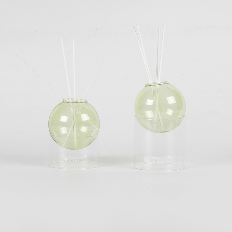 Základňa z číreho skla, trstinový difuzér typu sklenená guľa v štýle aromaterapie