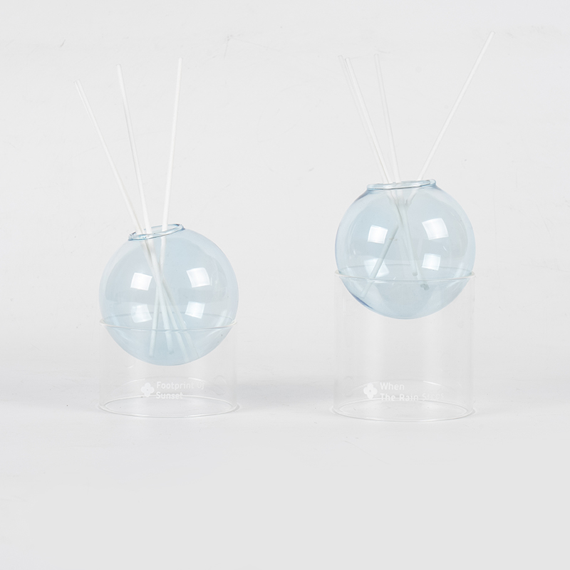 Základňa z číreho skla, trstinový difuzér typu sklenená guľa v štýle aromaterapie