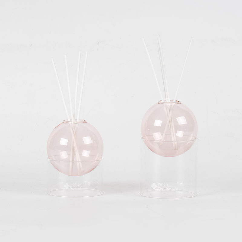 Základňa z číreho skla, trstinový difuzér typu sklenená guľa v štýle aromaterapie