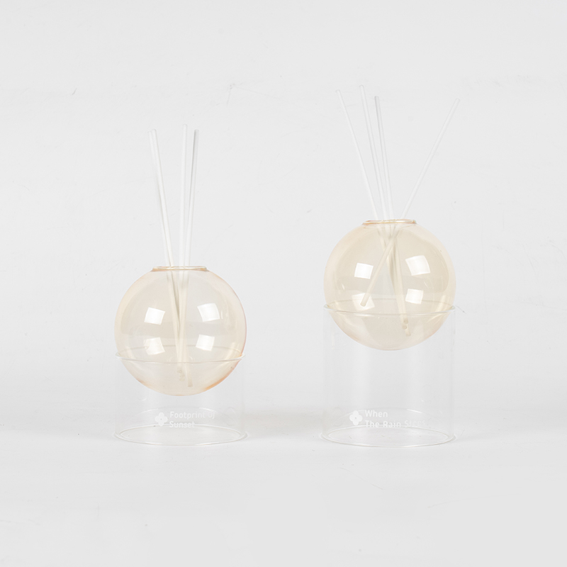 Základňa z číreho skla, trstinový difuzér typu sklenená guľa v štýle aromaterapie