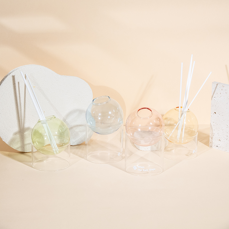 Základňa z číreho skla, trstinový difuzér typu sklenená guľa v štýle aromaterapie